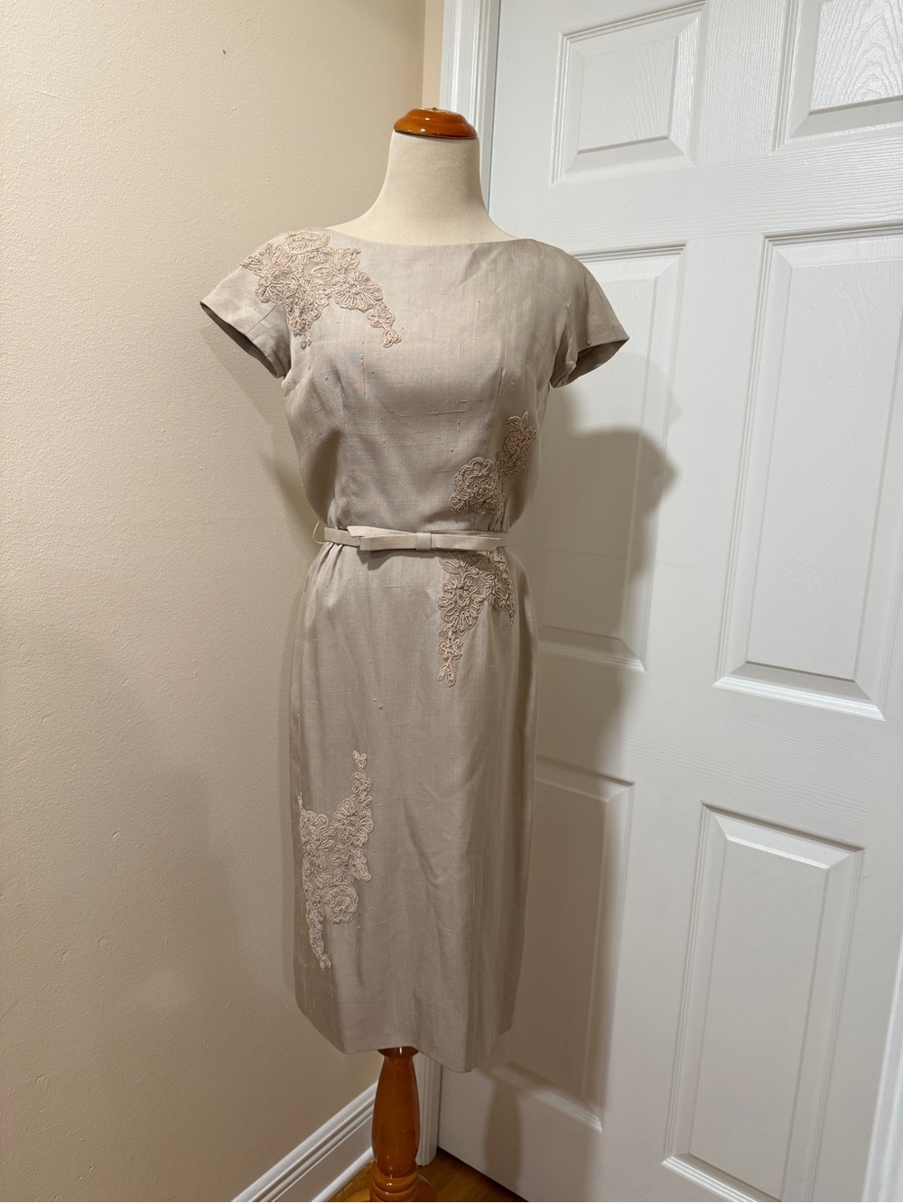 Elegant Oyster lace-Accent Sheath Dress Vintage 60’s XS